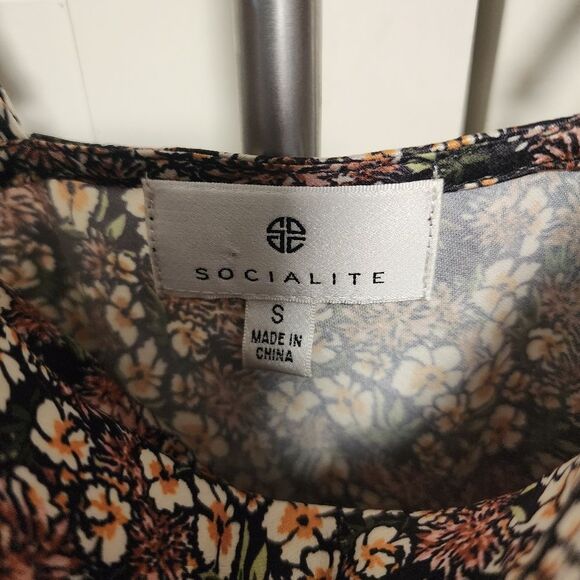 Floral satin mini dress perfect for Fall small - Picture 3 of 10